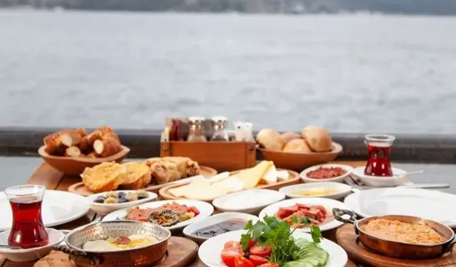 Ayvacık’ta Göl Manzaralı Kahvaltı Gelenekleri