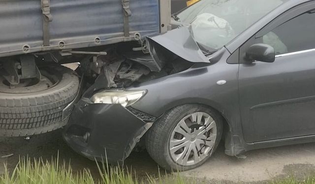 Samsun'da otomobil tıra çarptı! Felaket kıl payı atlatıldı