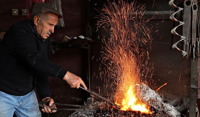 Alaçam’da örnek hayat! 94 yaşındaki İsmet Karagül'den gençlere ders