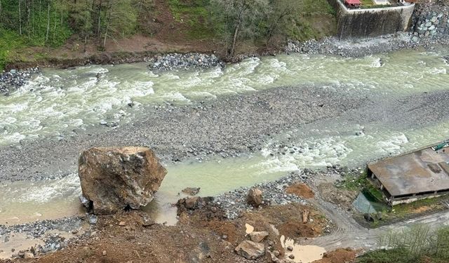 Rize’de korkutan heyelan! Dev kaya dereye düştü