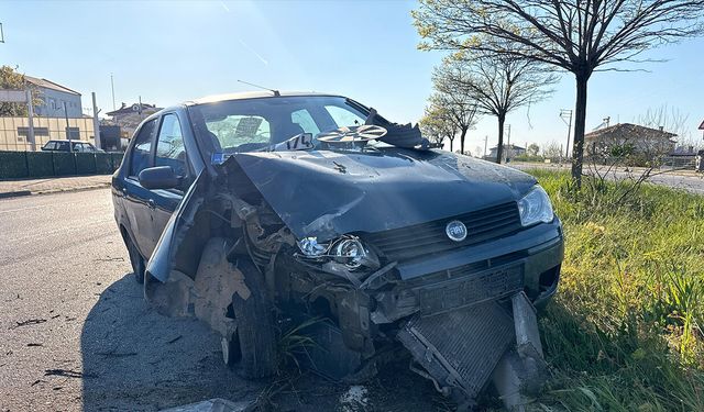 Samsun Alaçam’da otomobil refüje çarptı!