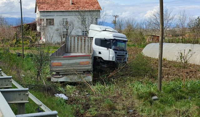 Samsun’da tır tarlaya uçtu!