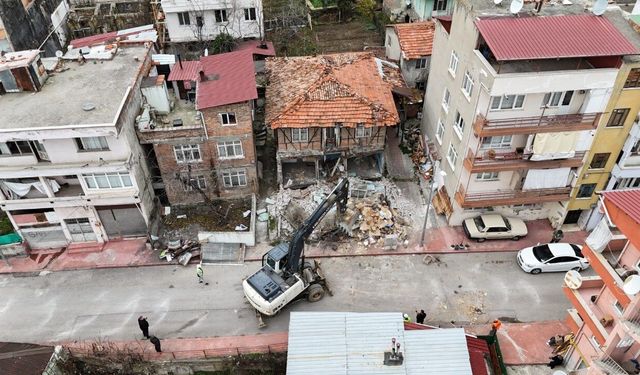 İlkadım’da tehlike saçan binalar tek tek yıkılıyor!
