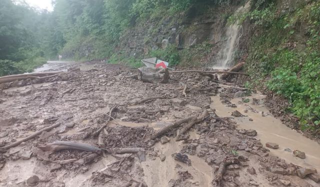 Samsun’da yollar dereye döndü! O anlar kamerada