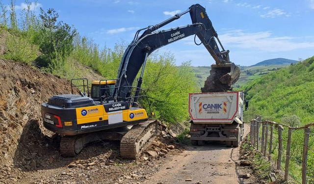 Canik Belediyesi kırsalda yol mesaisinde