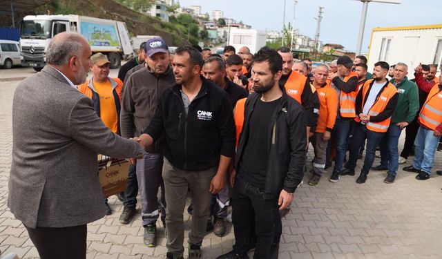 Canik’te Başkan İbrahim Sandıkçı personelle bayramlaştı