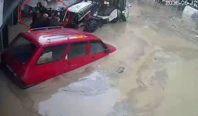Canlarını zor kurtardılar! Samsun'da sel felaketi kamerada