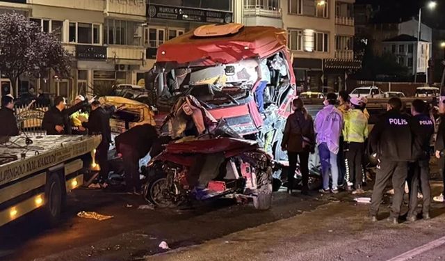 Giresun'da tır iki otomobile çarptı: 5 ölü, 6 yaralı