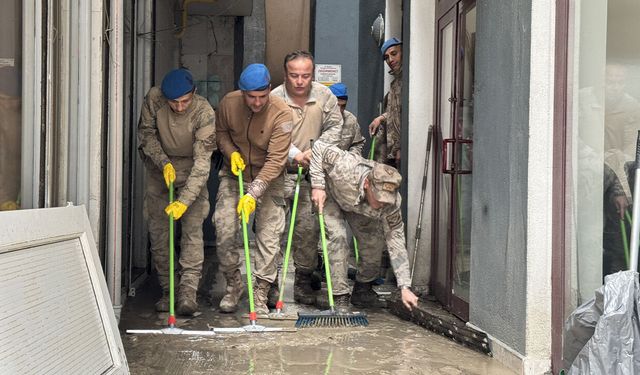 Jandarma Havza’da selin yaralarını sarıyor