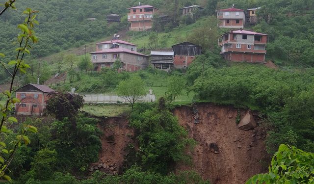 Karadeniz'de heyelan! 11 ev tahliye edildi