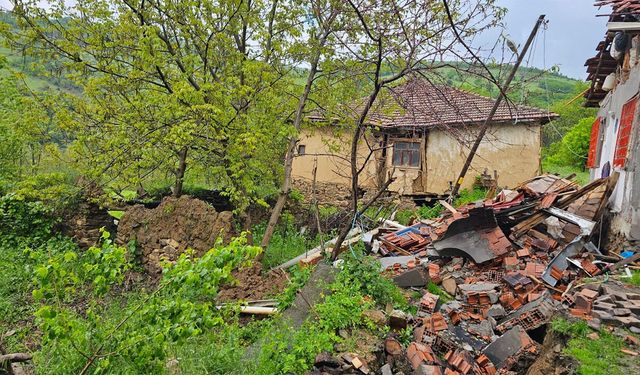 Karadeniz’de korkutan heyelan! Evler tahliye edildi