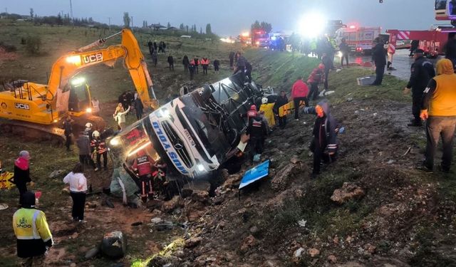 Yolcu otobüsü devrildi: 4 ölü, 15 yaralı