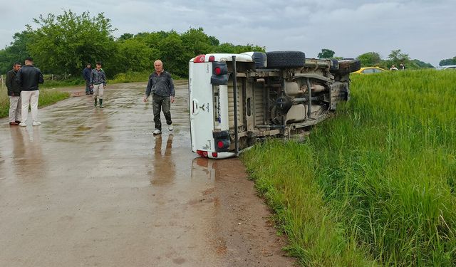 Samsun'da mezarlık yolunda kaza! Pikap takla attı