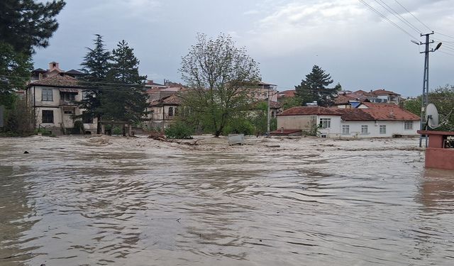 Samsun'da sağanak yağış yaşamı olumsuz etkiledi!