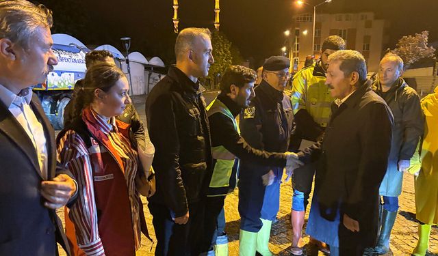 Vali Orhan Tavlı'dan Havza’da sel bölgesinde gece mesaisi!