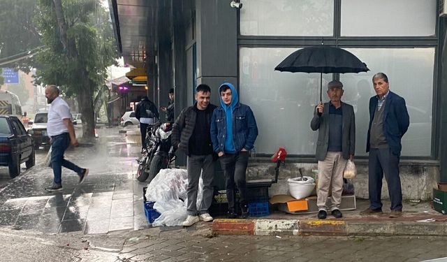 Şiddetli yağış Kavak'ı vurdu! Vatandaşlar zor anlar yaşadı