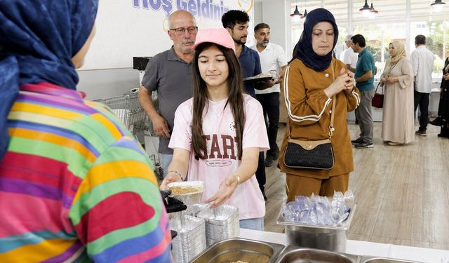 Aşurenin bereketi Canik'te vatandaşlarla paylaşıldı