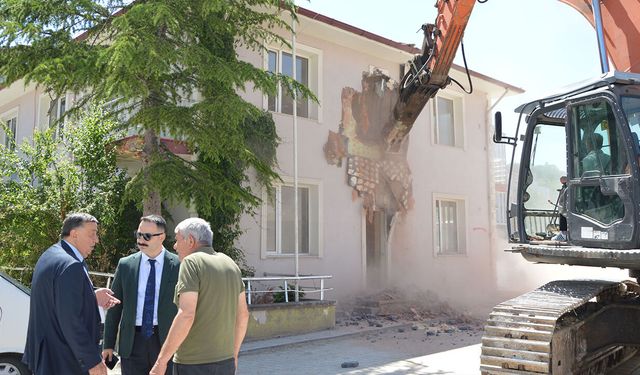 Havza'da selin vurduğu kamu binası yıkıldı