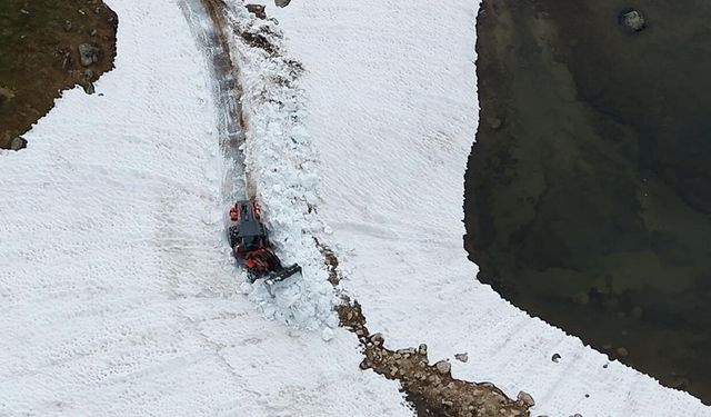 Karadeniz'de haziran ayında kar mesaisi!