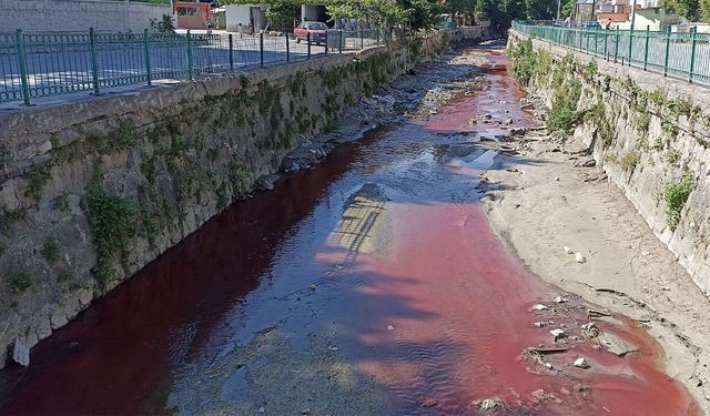 Samsun'da kırmızıya dönen dere ekipleri harekete geçirdi!