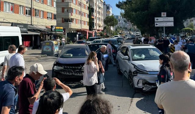 Samsun'da ortalık bir anda karıştı! 3 araç birbirine girdi