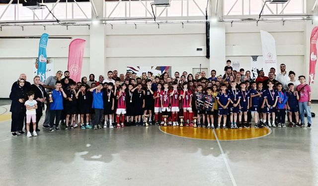 Samsun'da minik hentbolcular şampiyonluk için ter döktü