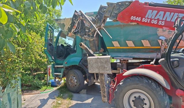 Samsun'da korkutan kaza! İş makinesi ile kamyon çarpıştı