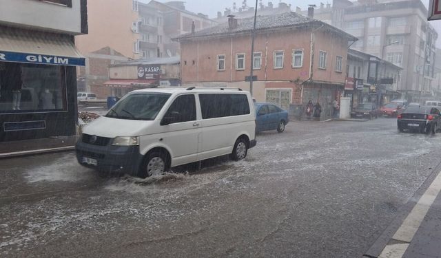 Samsun'da sağanak ve fırtına hayatı felç etti