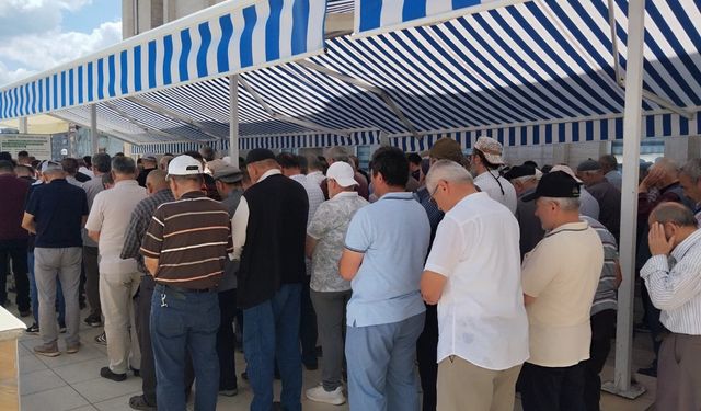 Samsun'da evinde ölü bulunan genç kız son yolculuğuna uğurlandı