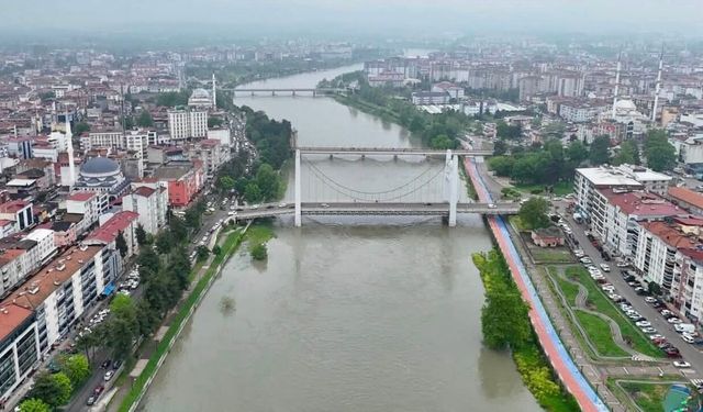 Samsun'da sağanak sonrası Yeşilırmak'ın debisi yükseldi