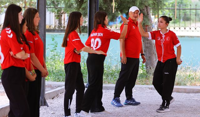 Alaçam'ın şampiyon kızları zirveyi bırakmıyor