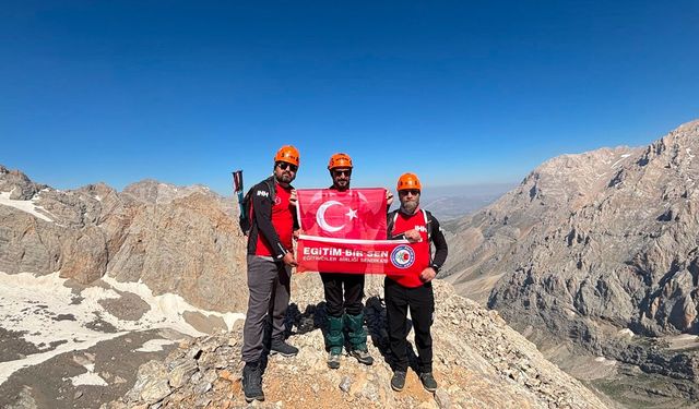 15 Temmuz'da Aladağlar'a çıkıp Türk Bayrağını zirvede açtılar
