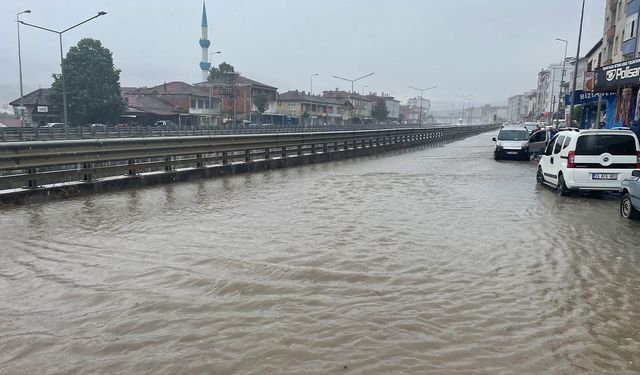 Kavak'ı sağanak vurdu! Cadde ve sokaklar göle döndü