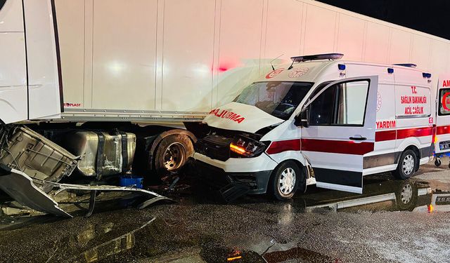 Samsun'da ambulans ile tır çarpıştı! Yaralılar var