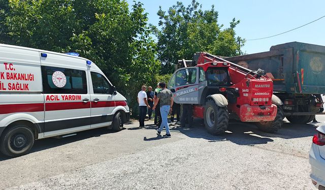 Samsun'da iş makinesi ile kamyon kavşakta çarpıştı! Yaralı var