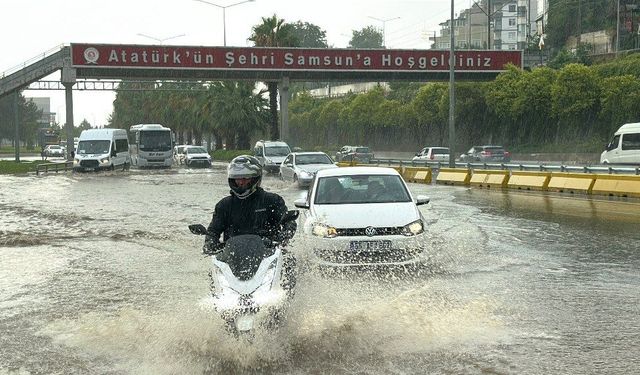 Samsun'u kuvvetli sağanak vurdu! Yollar göle döndü