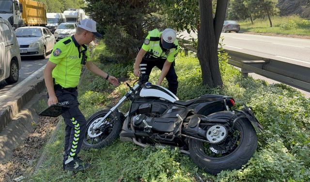 Samsun’da korkutan kaza! Kamyona çarpıp refüje savruldular