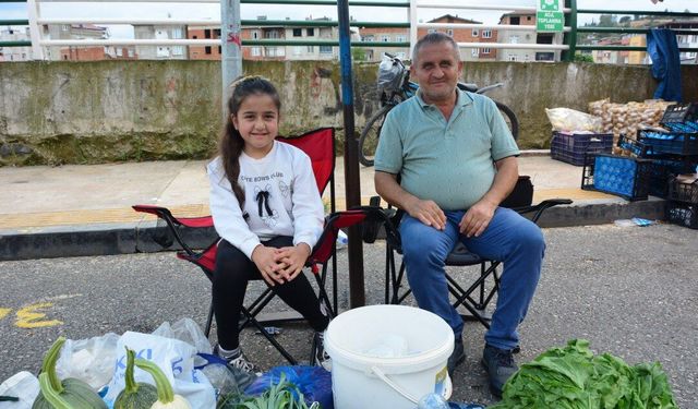 Tedavisi Samsun’da sürüyor! 10 yaşındaki Azra babası için tezgâhın başına geçti