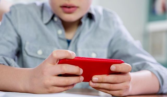 Okullarda telefon dönemi kapanıyor! Öğretmenler de dahil