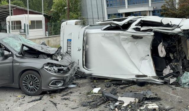 Samsun'da korkunç kaza! Ağaca çarpan araç karşı şeride uçtu