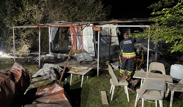 Samsun Kavak’ta bağ evi alevlere teslim oldu!