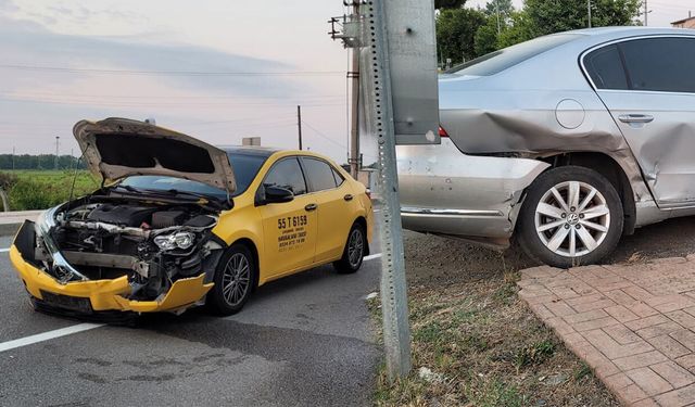 Samsun'da havalimanı yolunda kaza! Taksi ile otomobil çarpıştı