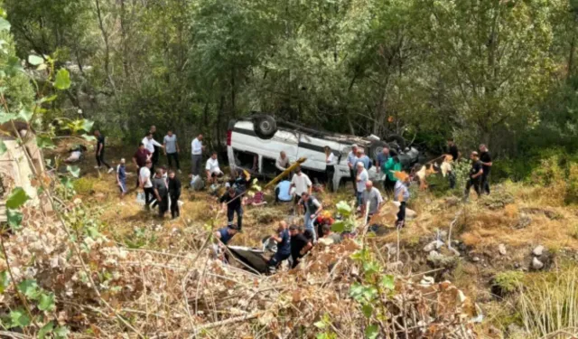 Katliam gibi kaza! Yolcu minibüsü şarampole yuvarlandı