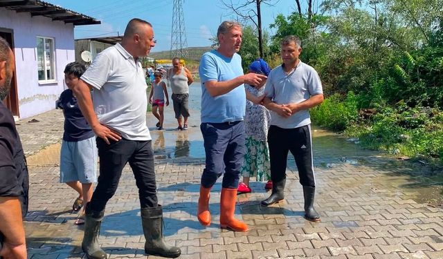 Tekkeköy'de sağanak mesaisi! Başkan Mustafa Candal çalışmaları yerinde inceledi