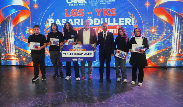 Canik’in gurur tablosu! Başarılı öğrenciler ödüllerini aldı