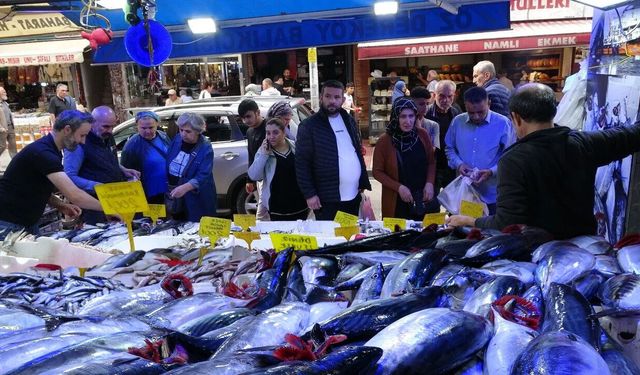 Samsun’da palamut bereketi! Almak için kuyruğa girdiler
