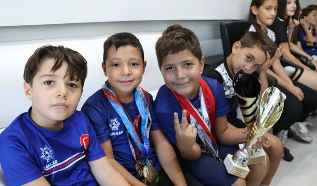 Samsunlu buz sporcularından madalya ve kupa yağmuru