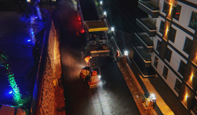 Canik’te gece mesaisi! Sıcak asfalt çalışmaları sürüyor