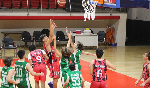 Samsun’da genç basketbolcular parkede!