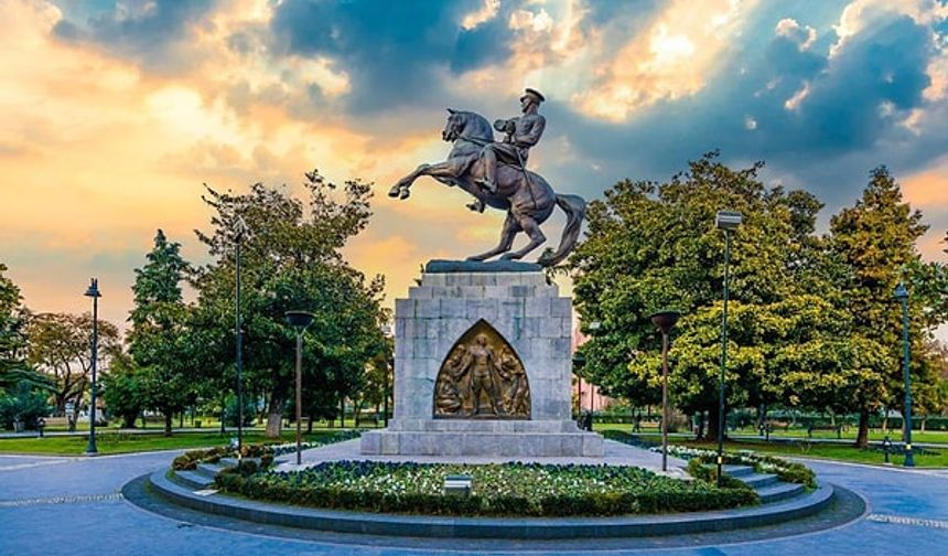 ONUR ANITI
Samsun’un simgesi sayılan bronz Atatürk heykeli, Samsun halkı tarafından Avusturyalı heykeltıraş H. Kriphel’e yaptırıldı. Heykel bir Alman vapuruyla 15 Teşrinisani 1931 günü Samsun’a getirildi. Vapurdan çıkarılan heykelle birlikte H. Kriphel ve Mayer isimli Viyanalı bir mühendis de Samsun’a gelmişlerdi: Gazi Heykeli’nin açılma töreni 15 Kânunusani 1932 Cuma günü saat 14’te büyük bir kalabalığın katılımıyla gerçekleşti.